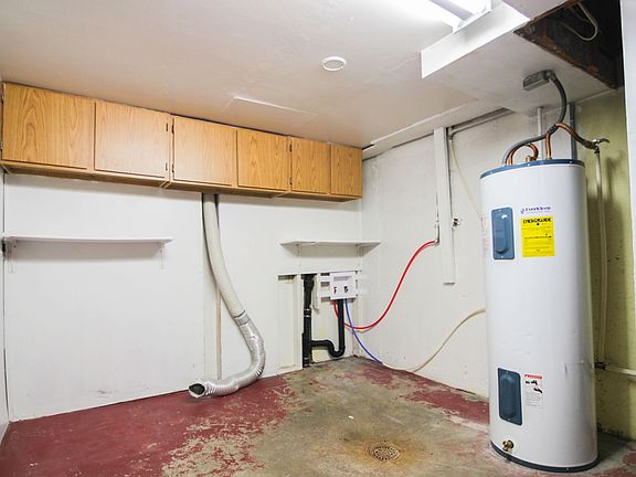 3rd image of 295 Holbrook Dr