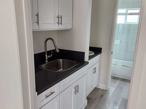 2nd image of 5242 Cahuenga Blvd Unit 2