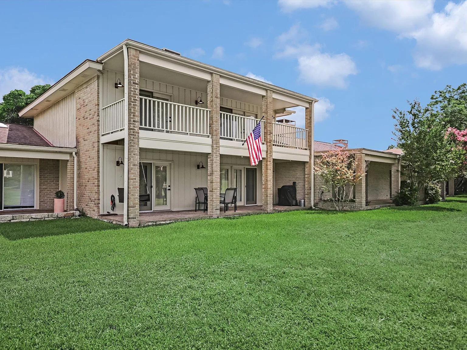 3 bed, 3.0 bath, 2307 sqft, $3,200 — Photo 1