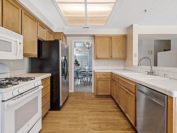 4th image of 920 Menay Dr