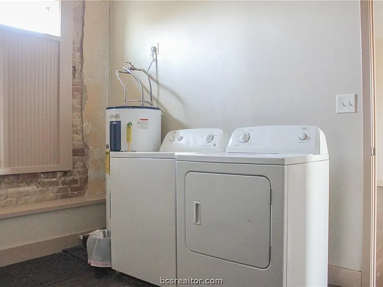 100 E Buck St #B — Photo 4
