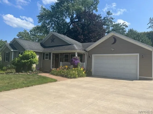 573 Quaker Rd, East Aurora, NY 14052