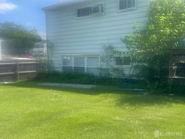 19 Campbell Dr, Parlin, NJ 08859