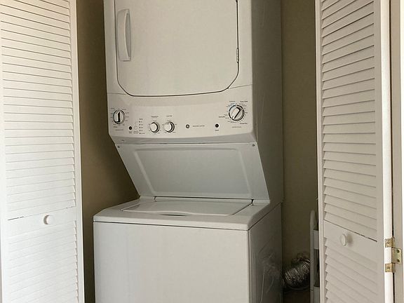 4th image of 1600 Park Cir APT 1017