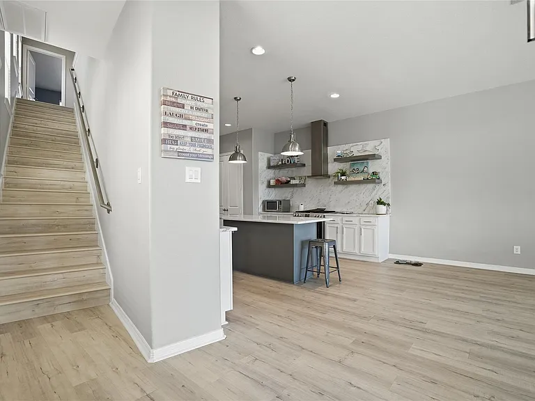 709 N Bayshore Dr — Photo 6