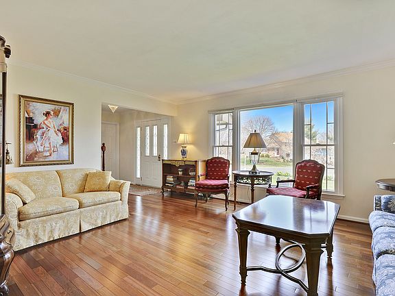 Living room/Foyer