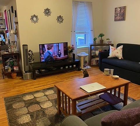 LIVING ROOM,WINDOW CEILING FAN
HARDWOOD FLOOR.
KITCHEN TO LEFT