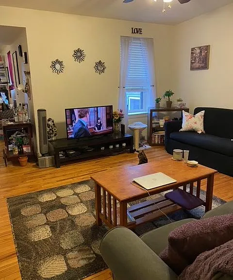 LIVING ROOM,WINDOW CEILING FAN
HARDWOOD FLOOR.
KITCHEN TO LEFT