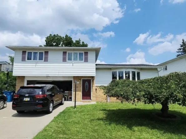 6893 Lantern Ln, Parma Heights, OH 44130