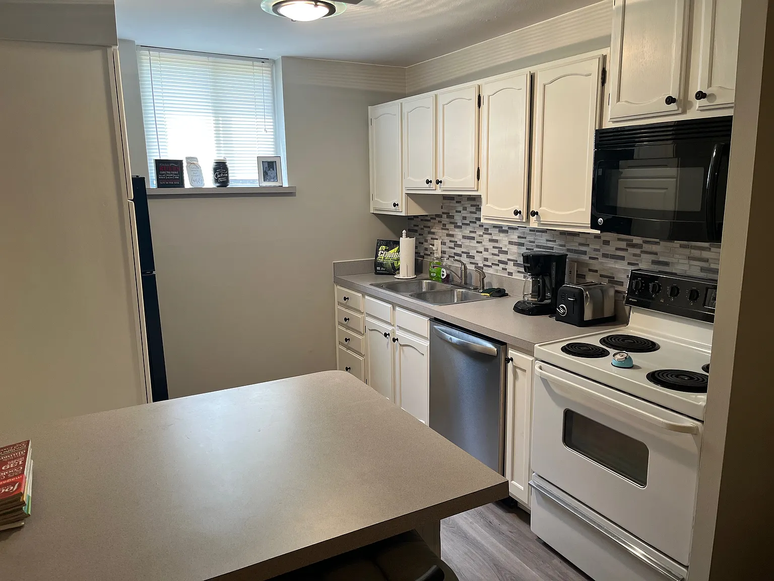 2 bed, 885 sqft, $1,800 — Photo 3
