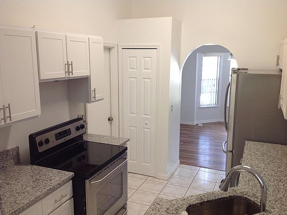 5th image of 1042 SW Bellevue Ave
