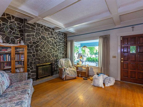 4th image of 2727 E Queen Ave