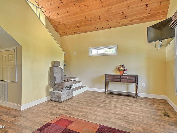 3rd image of 105 Grandview Cir