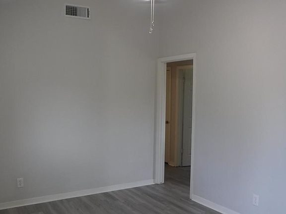 4th image of 1715 Bluebonnet Ln #B