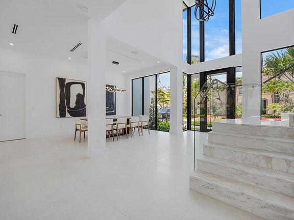 4th image of 948 Banyan Drive