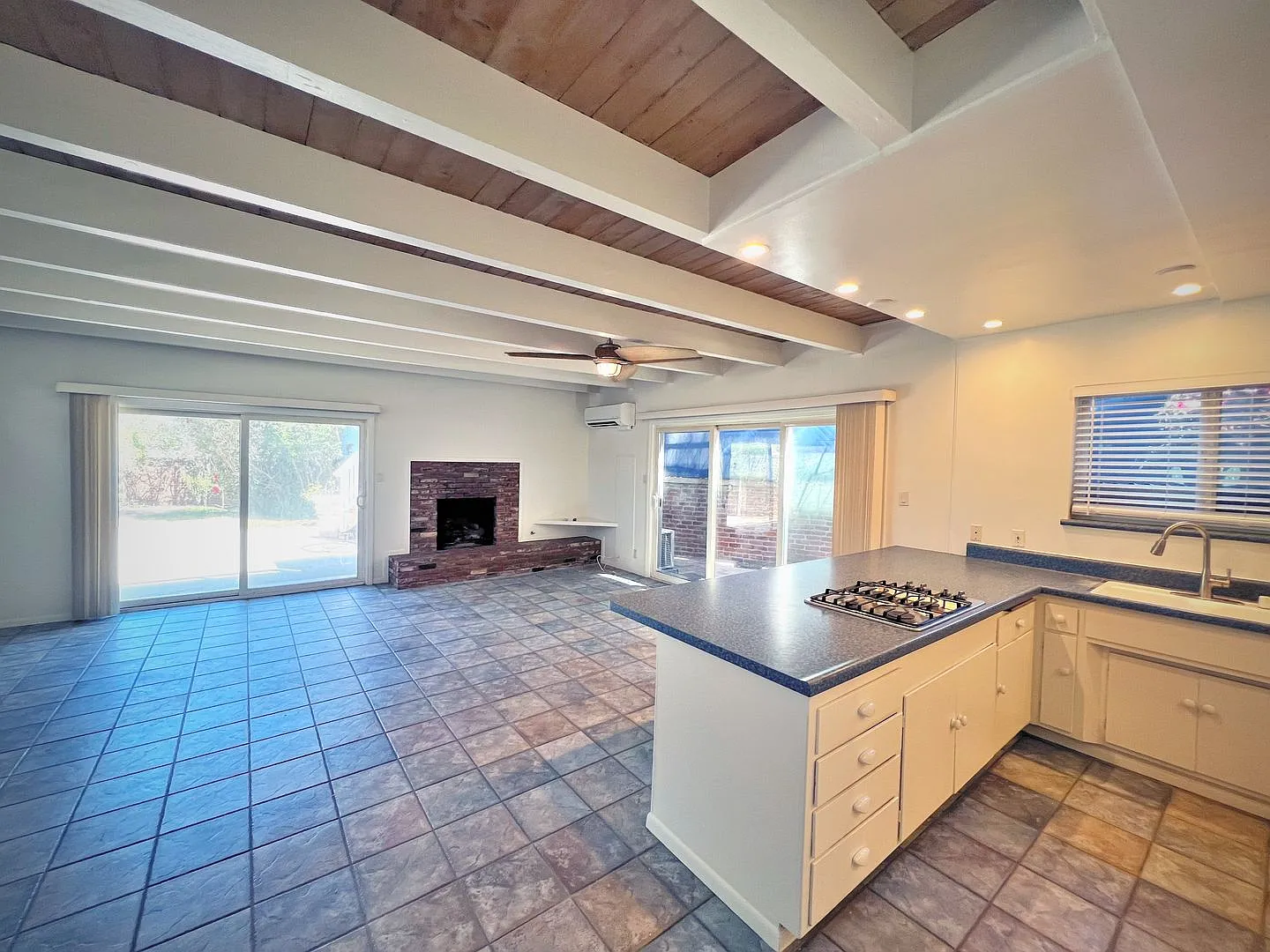 1501 Ocean Ave, SB — Photo 4