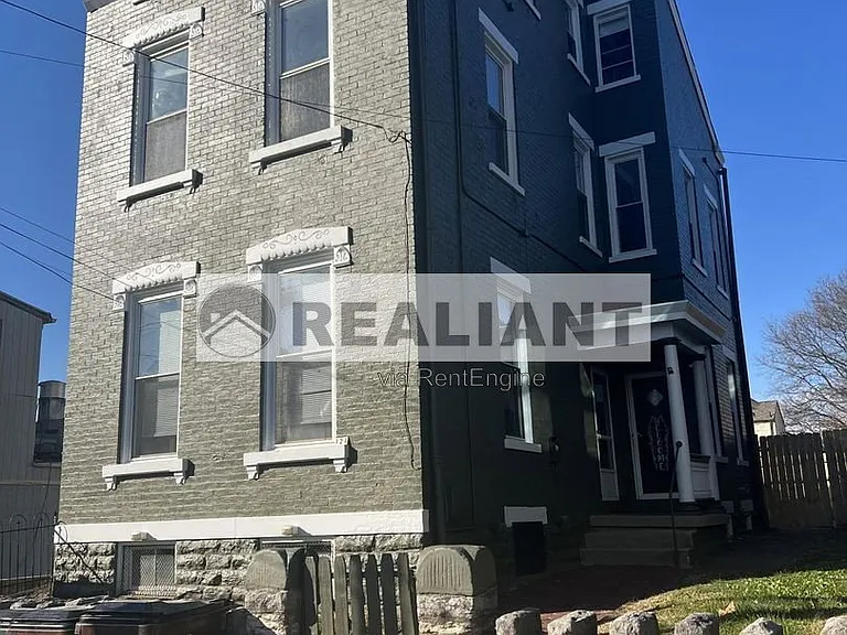 121 E 9th St #2 — Photo 1