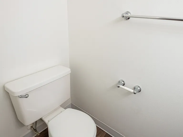 Riverside Village Apartments — Photo 29
