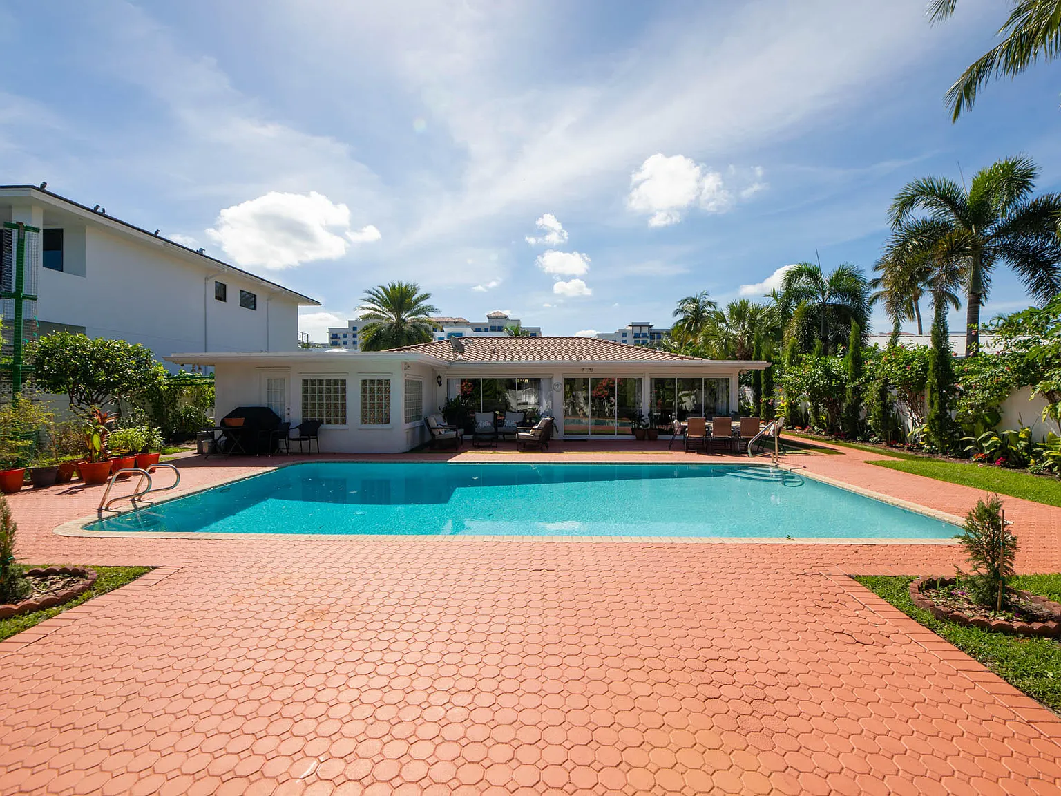 3 bed, 3.0 bath, 1992 sqft, $6,500 — Photo 3