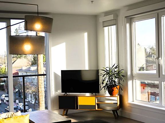 4th image of 1477 NE Alberta St #22