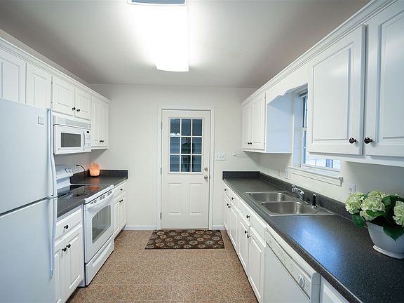 4th image of 411 Barberry Dr NW