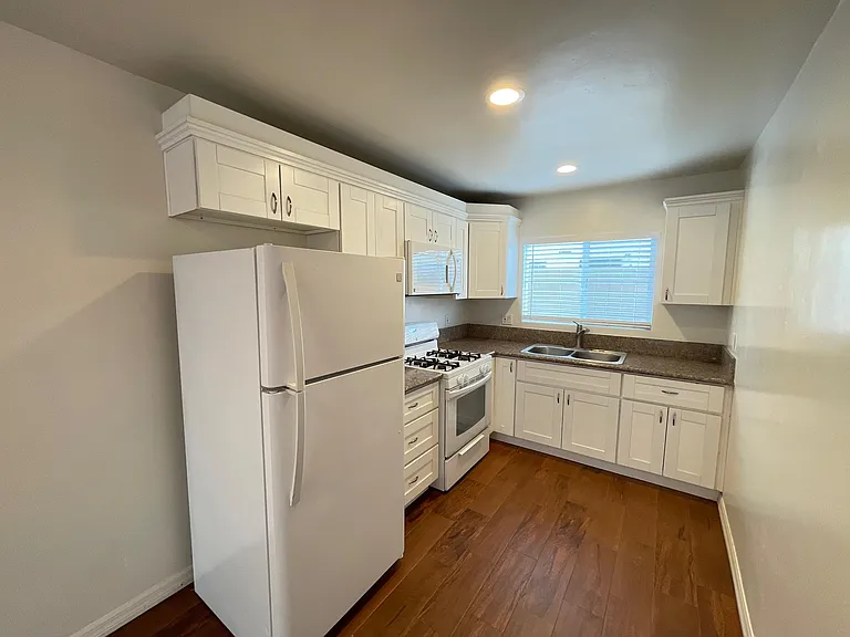 422 Grand Ave #A — Photo 1