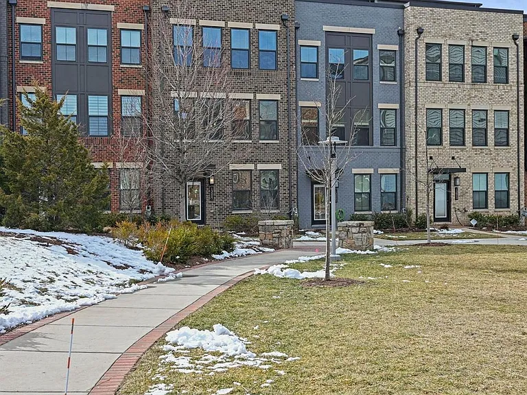 13001 Hattontown Sq — Photo 1