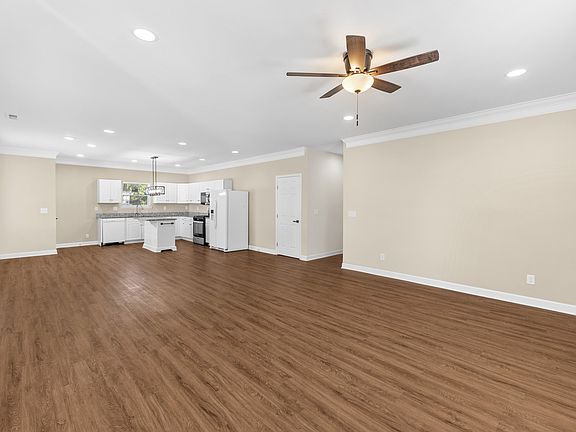 4th image of 556 E Vine St