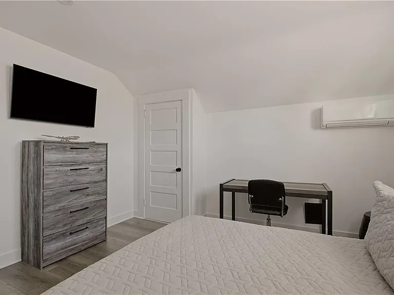 21 Pell St — Photo 23