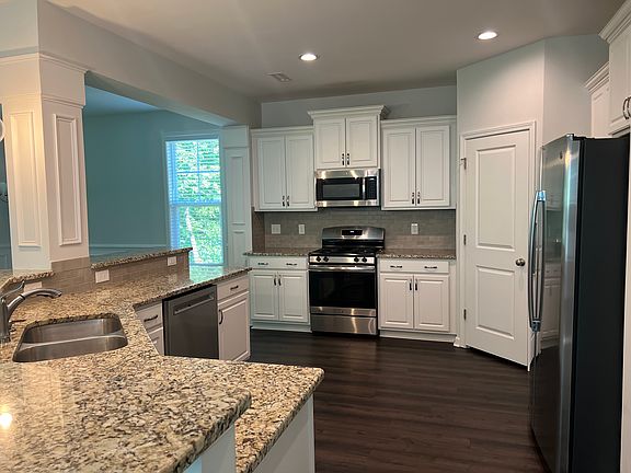 5th image of 302 Garden Walk Dr
