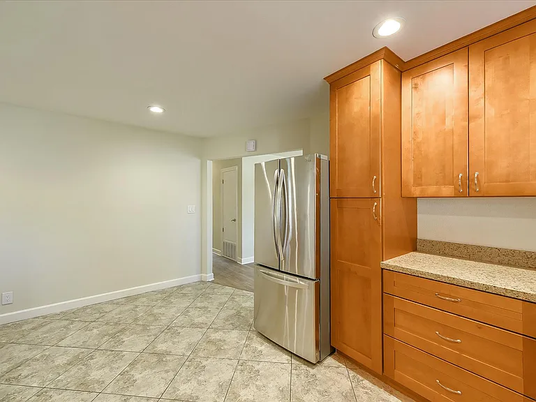 2448 Whitethorne Dr — Photo 14