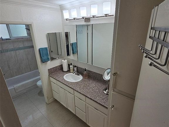 5th image of 1010 W Macarthur Blvd APT 77
