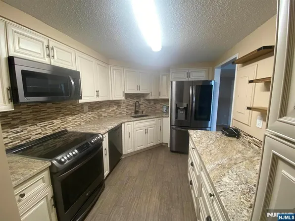 1836 Harmon Cove Tower #1836, Secaucus, NJ 07094