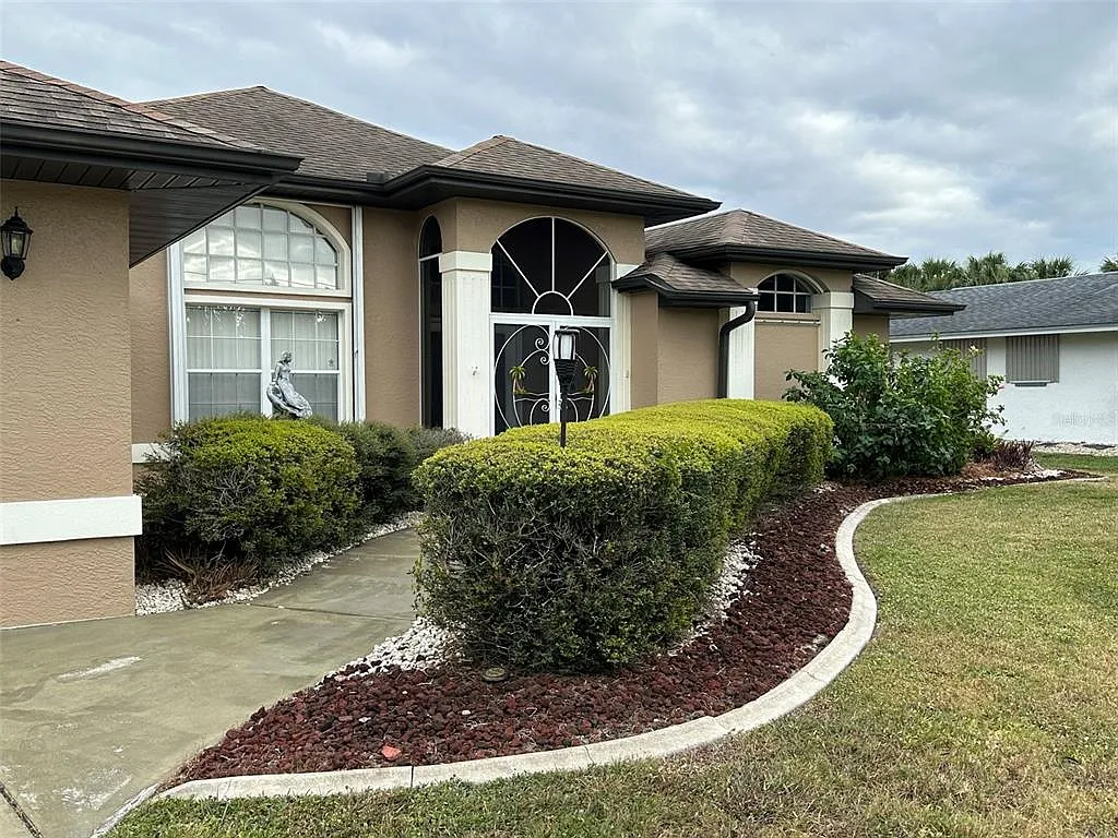 3 bed, 2.0 bath, 2377 sqft, $5,000 — Photo 4