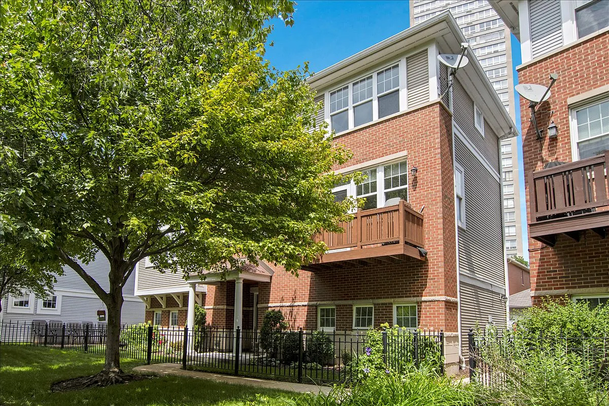 4922 S Cornell Ave — Photo 1