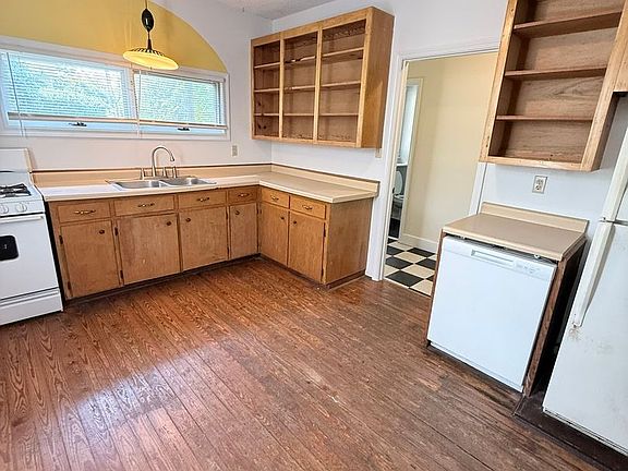 5th image of 135 Cohen St