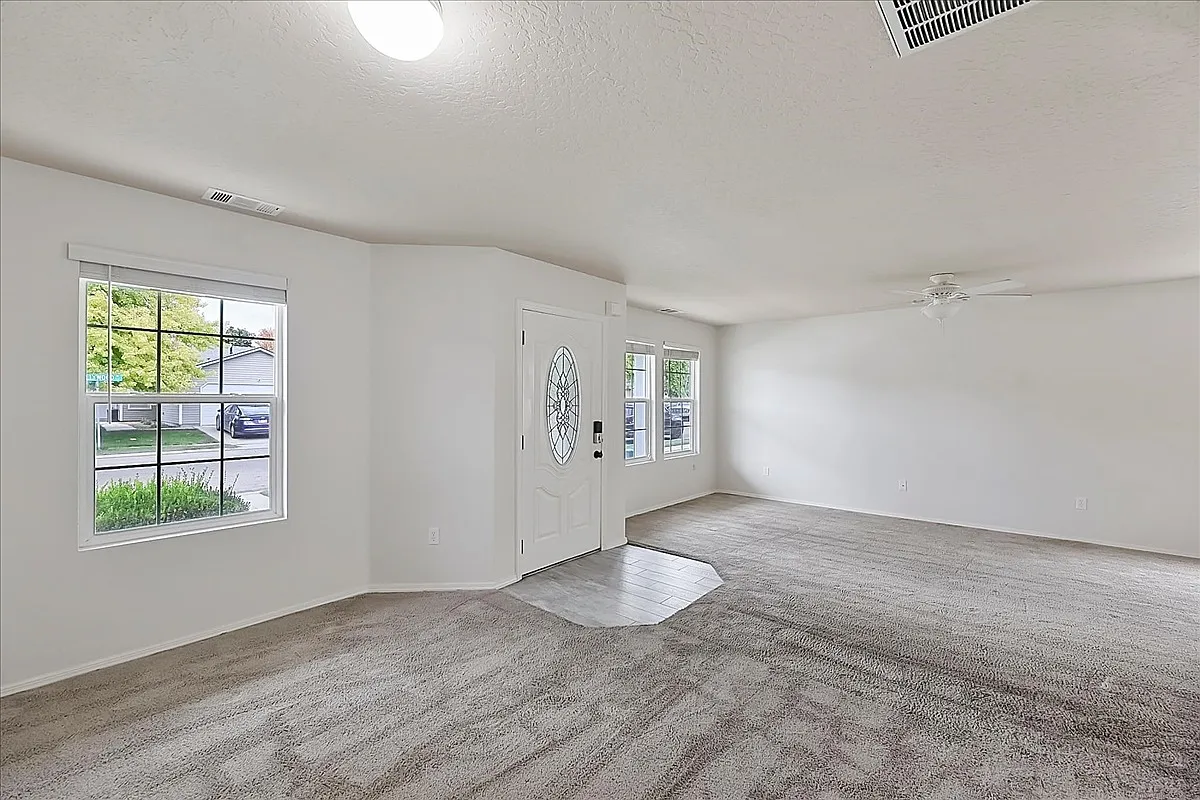 3 bed, 2.5 bath, 2208 sqft, $2,400 — Photo 3