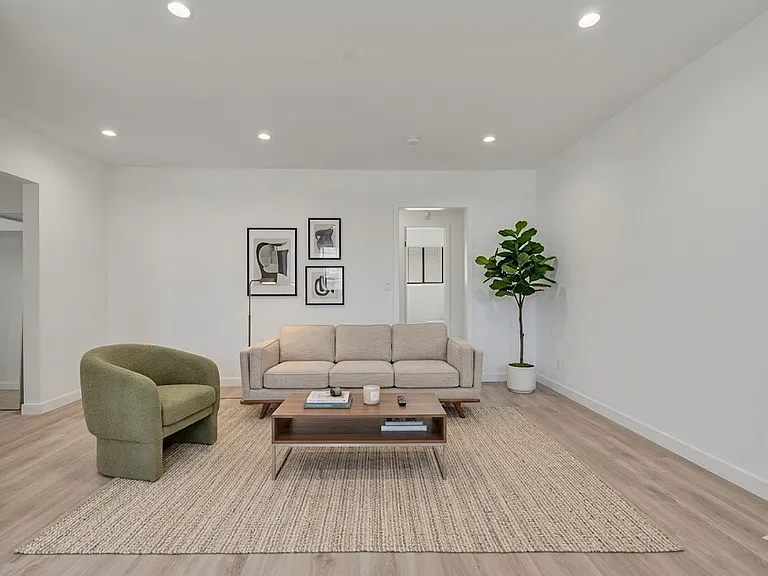 1827 N Van Ness Ave #6 — Photo 4
