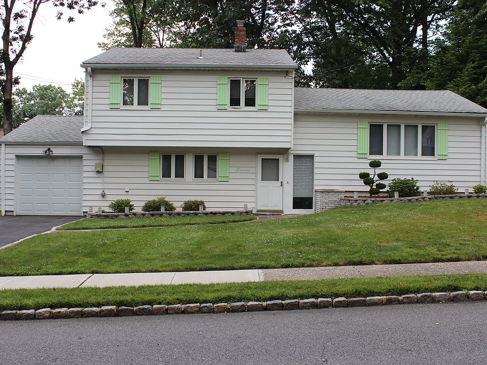 1st image of 11 Bromley Dr