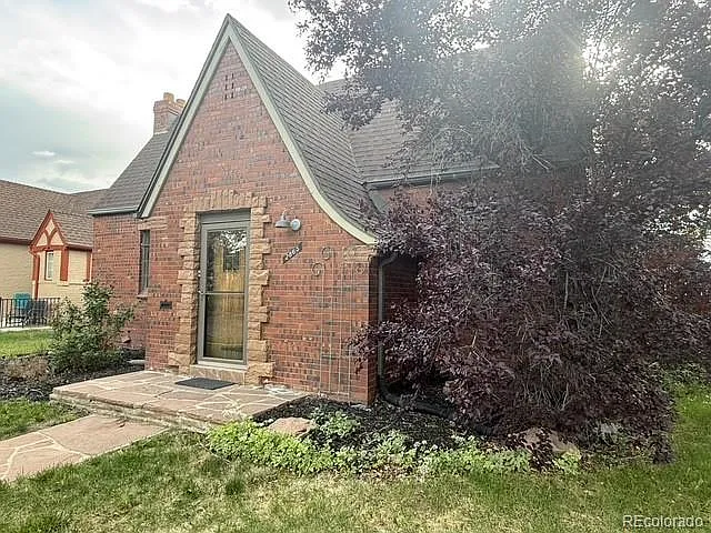 2865 Albion St — Photo 3