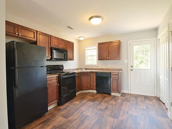 3rd image of 820 Oak Arbor Ct