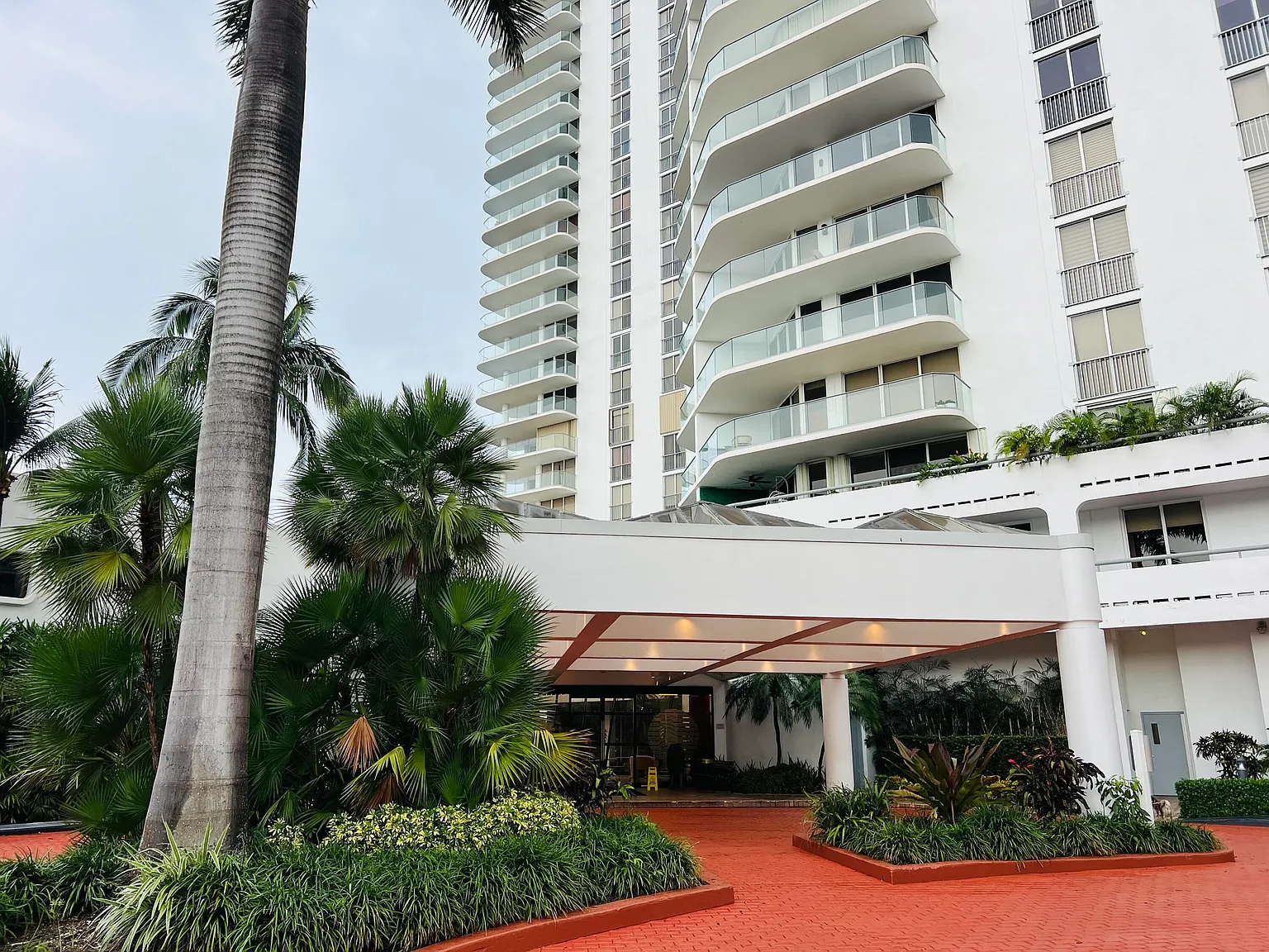 2 bed, 2.0 bath, 1825 sqft, $5,500 — Photo 2