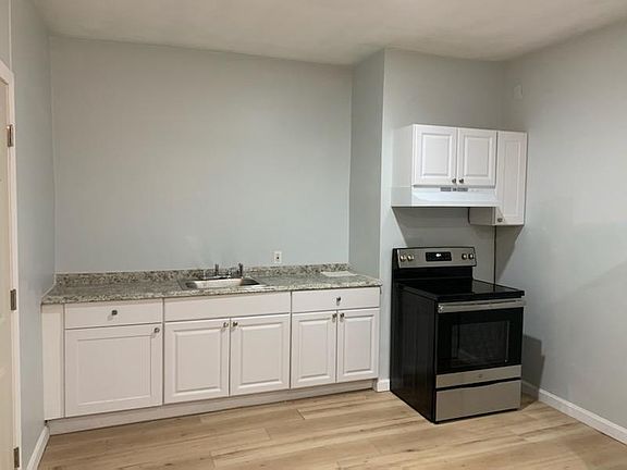 4th image of 590 Charles St