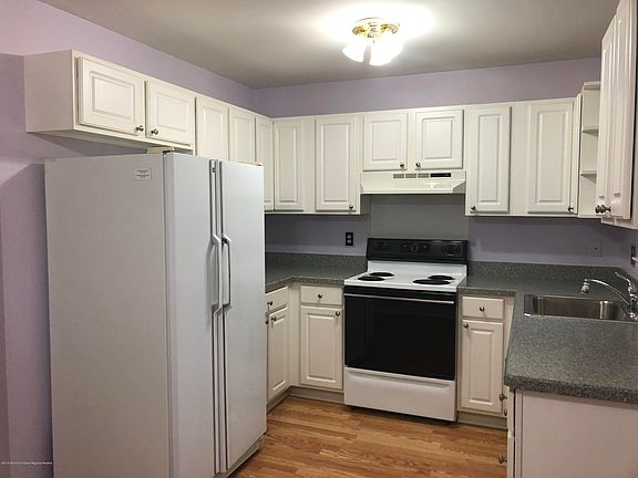 4th image of 121 Tulip Court #A