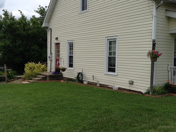 S side w/ door to kitchen