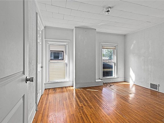 3rd image of 170 W 8th St