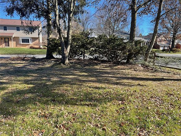 3rd image of 610 S Shenandoah Dr