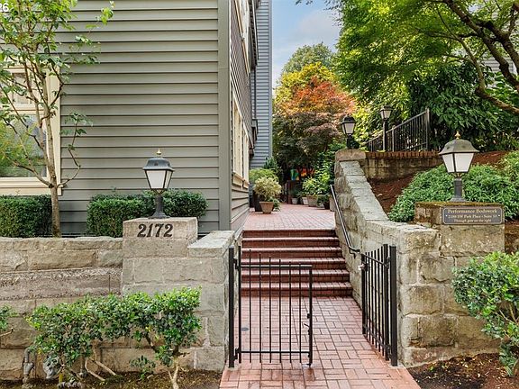 4th image of 2172 SW Park Pl Unit C