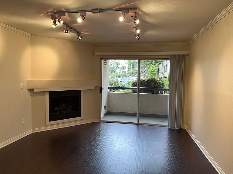 21450 Burbank Blvd #114 — Photo 5