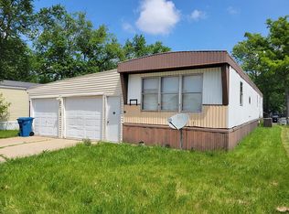 24 Dennis Dr, Bloomington, IL 61701